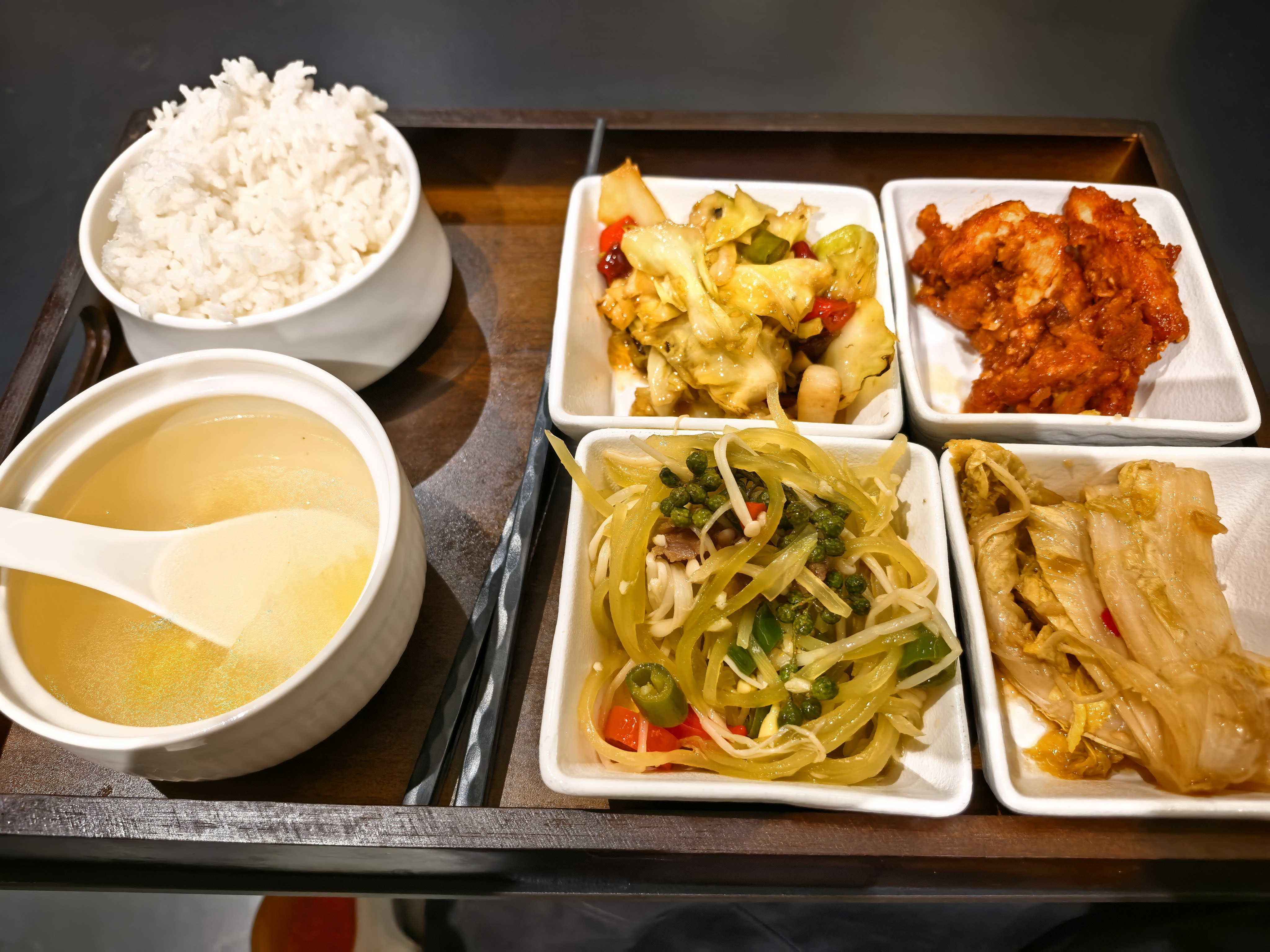 第一次来吃鸿蒙智行的饭，看着还可以？