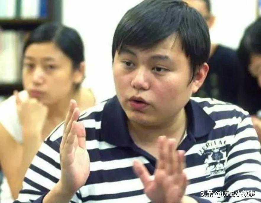 2006年，广东顺德海关的一名普通公务员晚上回到家，悄悄对妻子说："老婆，我的银