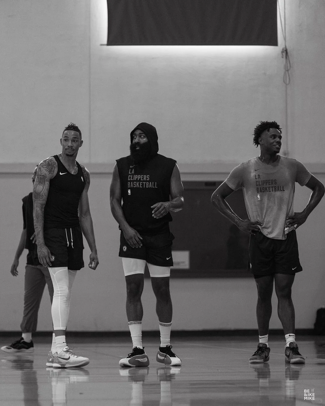 哈登带着小家伙们一同训练💦