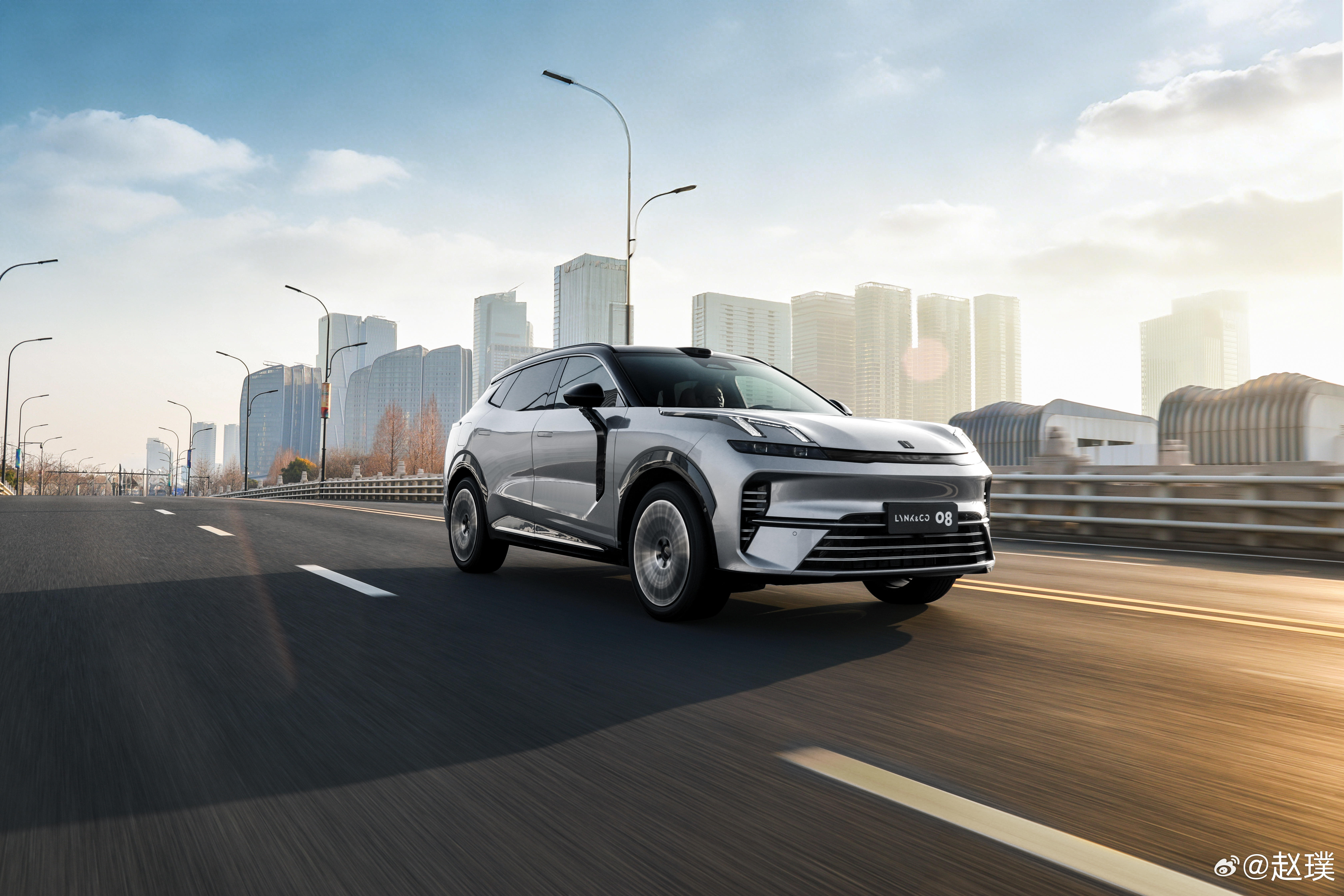 领克08 EM-P极光套装上新！不仅带来了全新极光银车色，同时搭配全车哑光镀铬饰