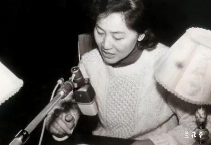 上世纪八十年代，配音演员姚锡娟正在配音室工作。
大家耳熟能详的日本电视剧《排球女