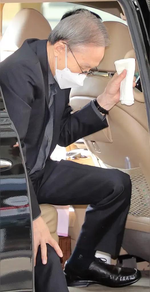 这个满头白发的老人就是韩国前总统李明博，他任总统的几年里，韩国经济发展的非常快，