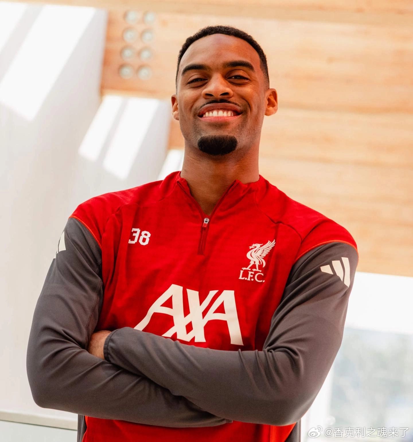 皮尔斯透露格拉文贝赫签下六年新约。自2023年从拜仁加盟以来，这位荷兰中场进步有