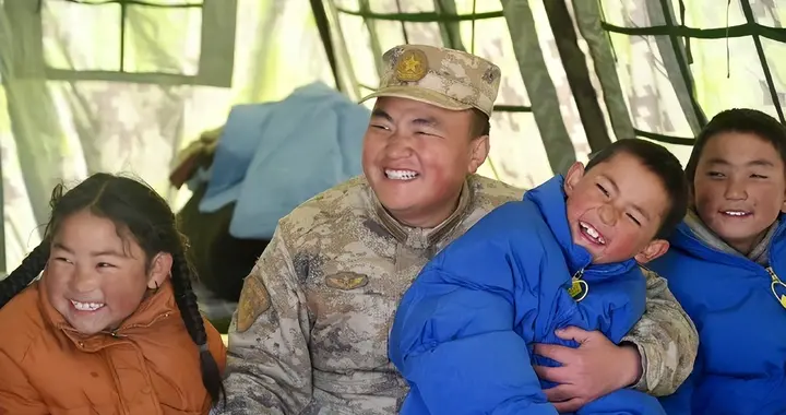 分享有爱一幕！子弟兵与震区小朋友暖心瞬间