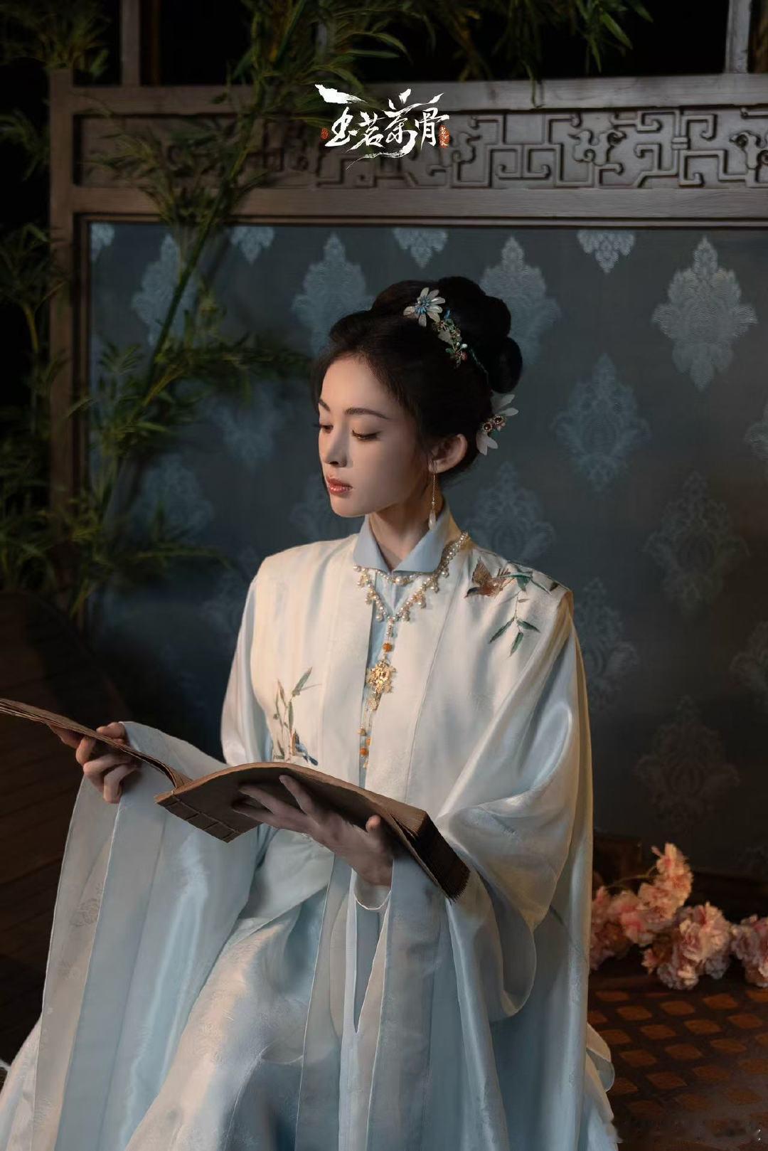 娜扎新剧拿了乙游剧本 娜扎在《玉茗茶骨》中饰演的女主角太让人羡慕了，身边围绕着众