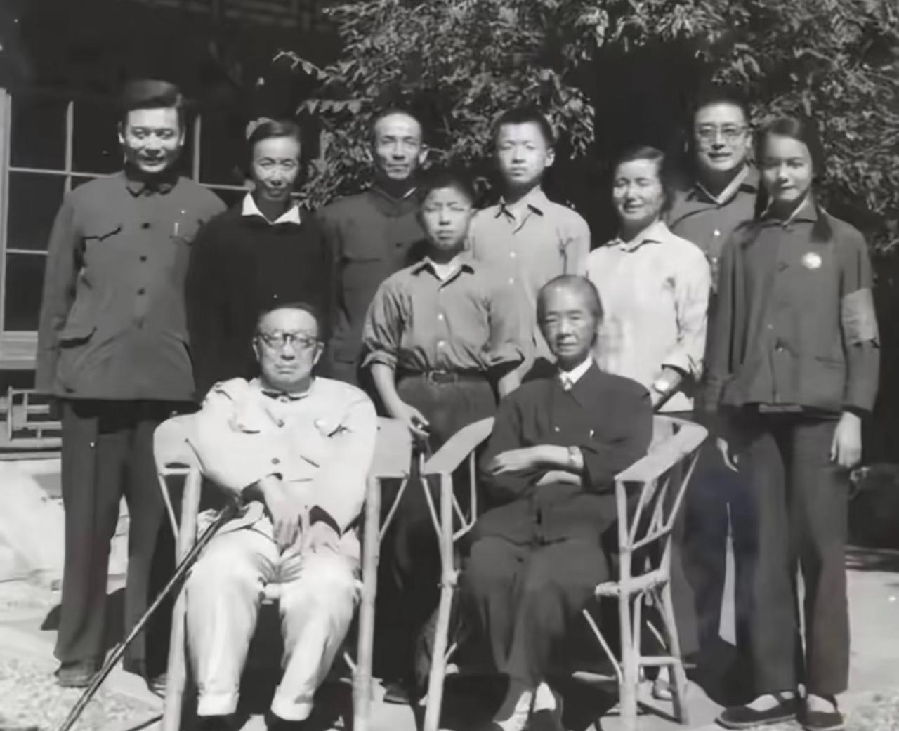 没想到造出原子弹的邓稼先，连亲岳父都不知道他在干啥！这张1962年的家庭合影里，