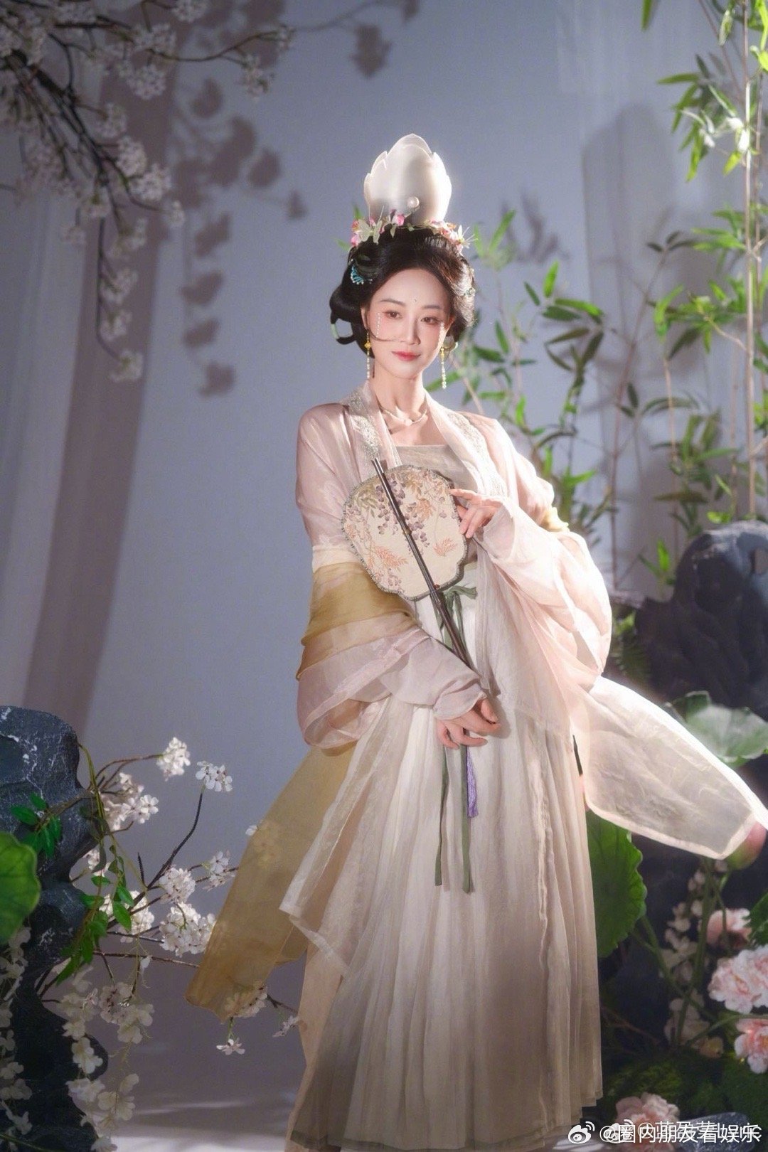 蓝盈莹宋式泪妆谁懂这种中式浪漫？珍珠泪妆在她脸上是“点到即止”的妙，柔婉里透着清