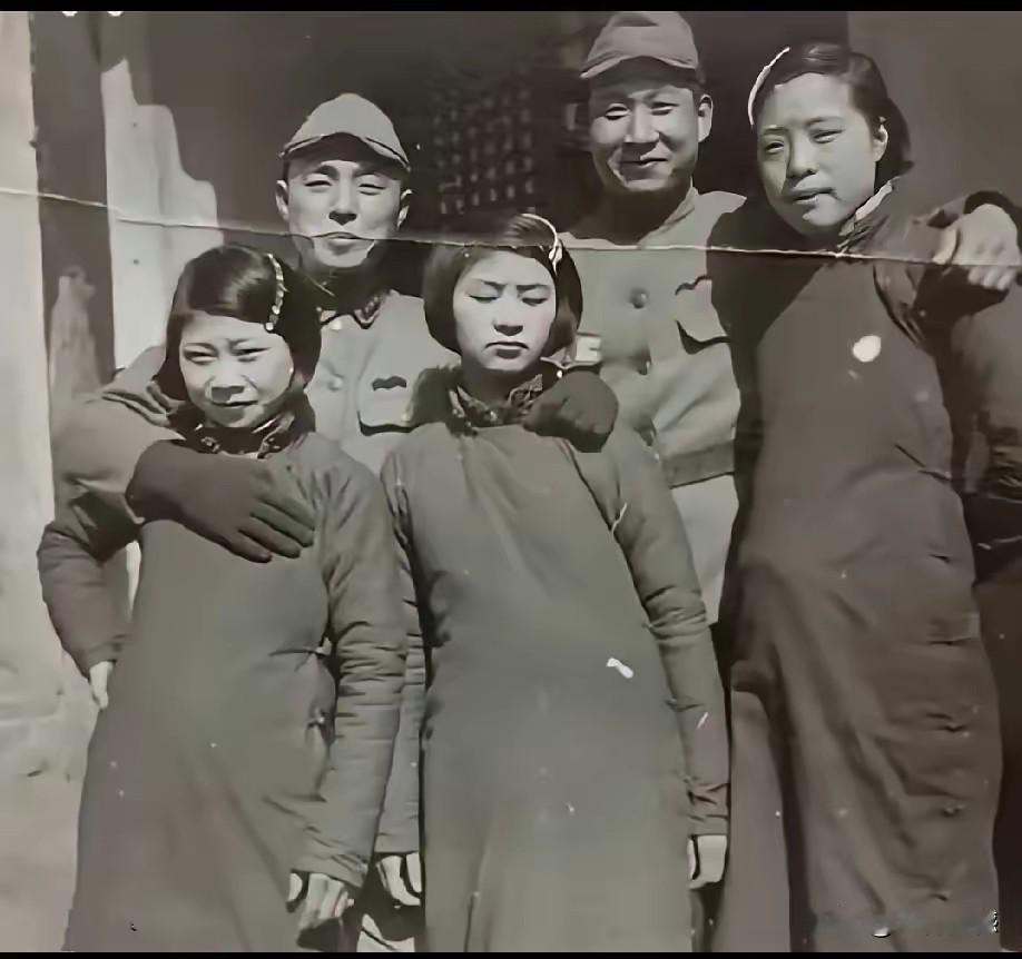 照片中闭着眼睛的这个女子，给人留下了深刻的印象，在日本鬼子的胁迫下，她还能够通过