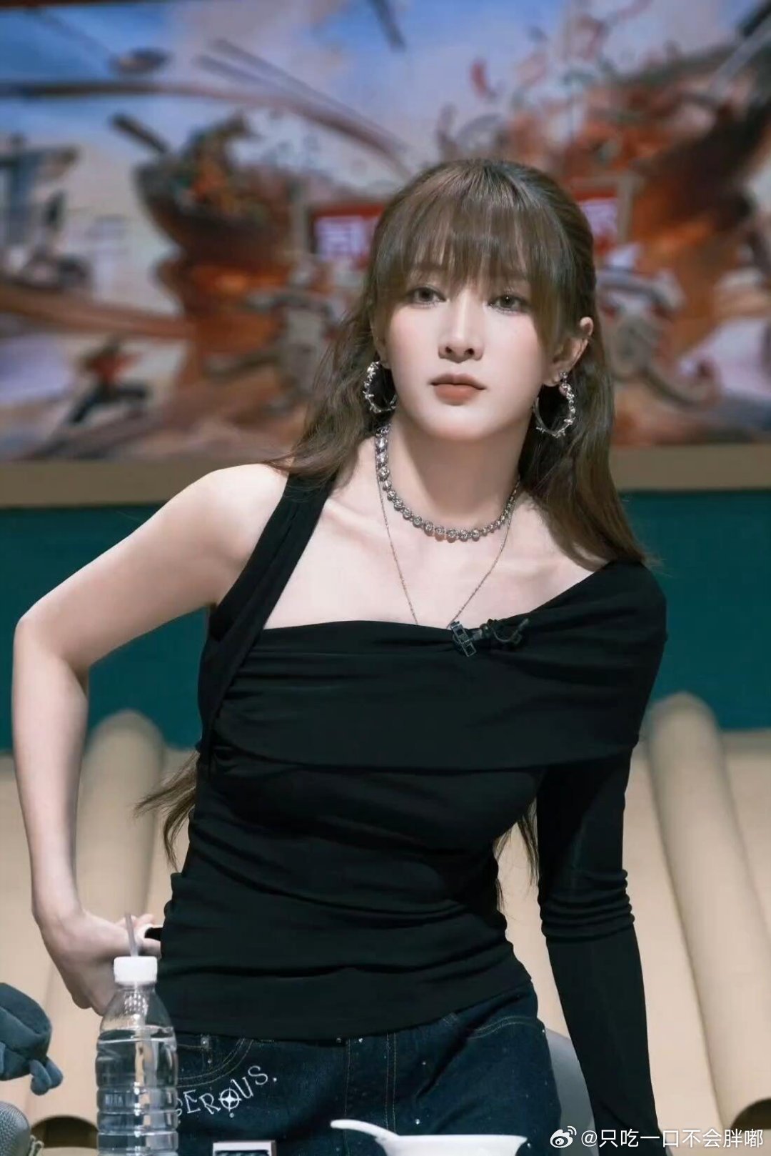 孟佳出国游学 机场生图氛围感十足，打扮简约清爽，对待粉丝温柔谦和，期待游学之后看