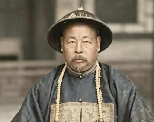清朝时期，左宗棠将马化龙、马家成年男子以及叛军，一共1800多人全部处死。马家未