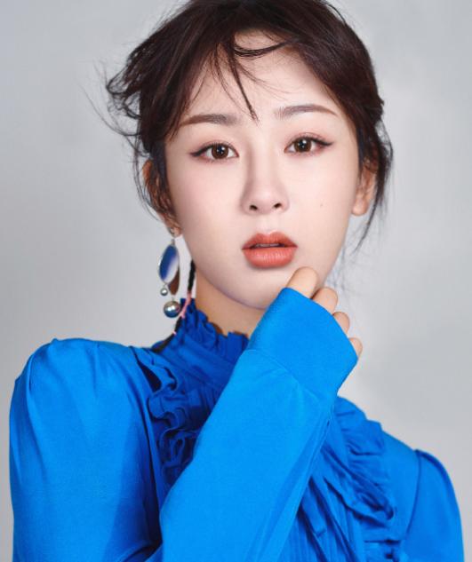 杨紫如何坚持演员深耕？
      杨紫这些年在演员这条路上的深耕，真的不是靠营