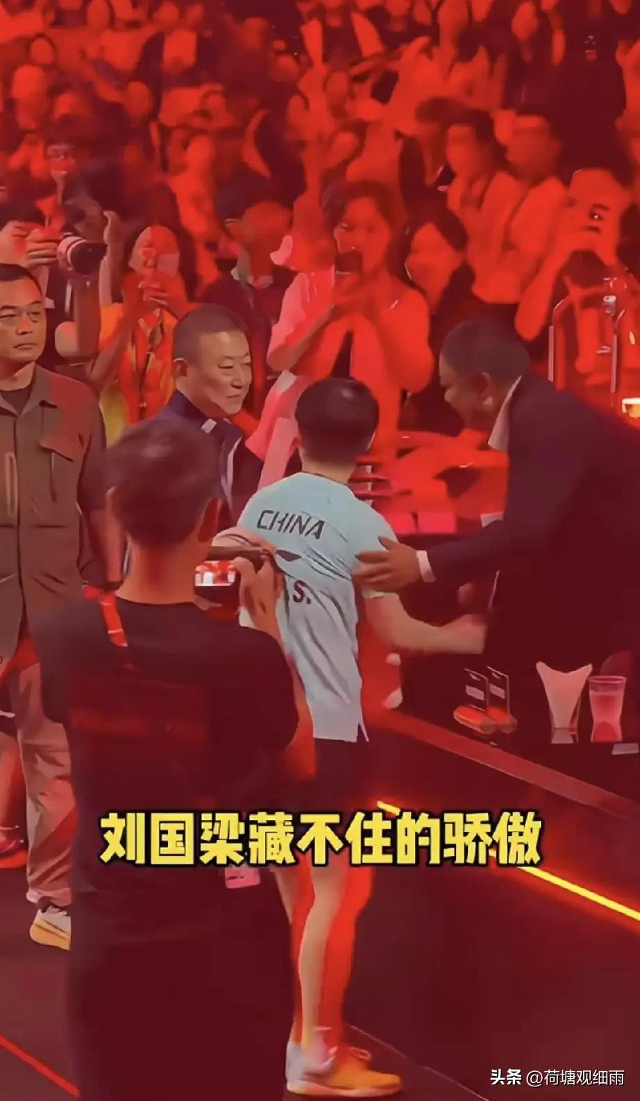 终究还是放心不下，赛事诸葛、心理大师刘国梁现身新加坡大满贯赛场，马琳带路，将莎莎