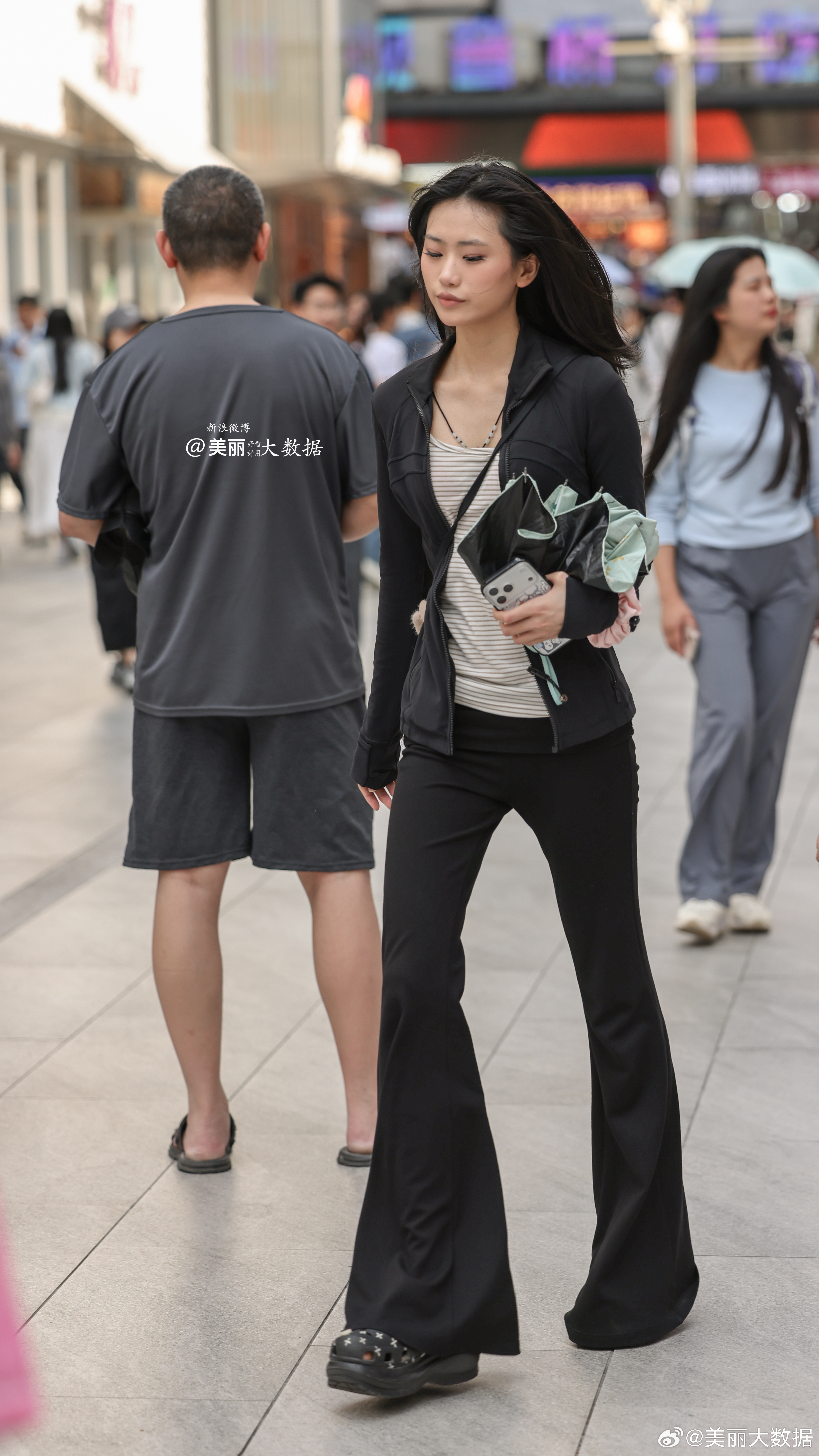 人群中，想心事。 