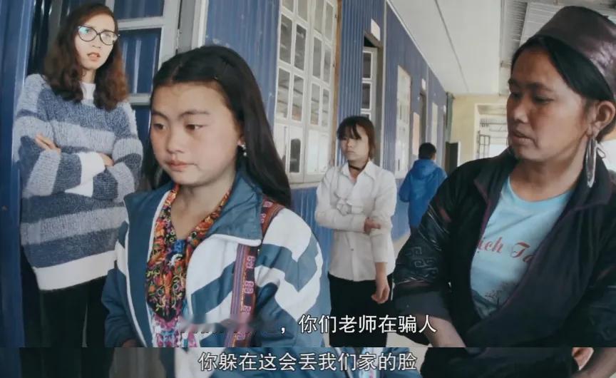 2019年，越南14岁女孩遭遇抢婚，疯狂挣扎却被3个成年人直接抬起来。听到女儿的