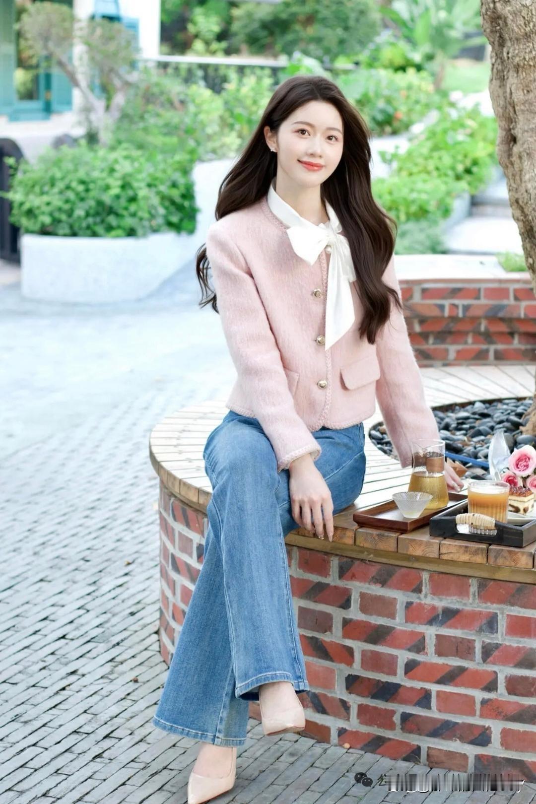 秋日午后，阳光变得温柔，一位粉衣少女走进咖啡馆。她身着粉色衣衫，如秋日里的一抹甜