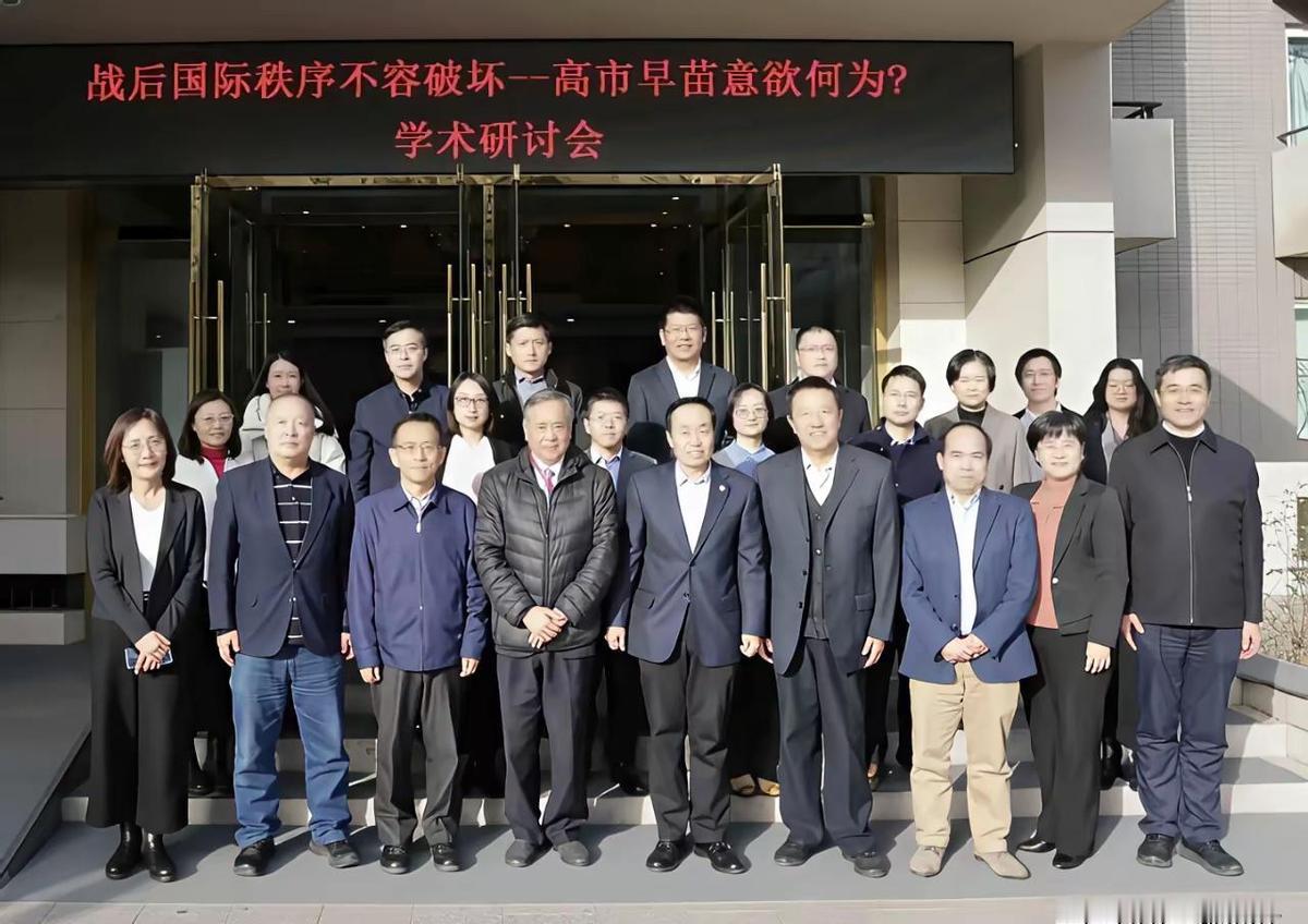 别再笑话村口大妈的情报网了，咱们手机里那几百人的吃瓜群，本质上跟村头大树底下没啥