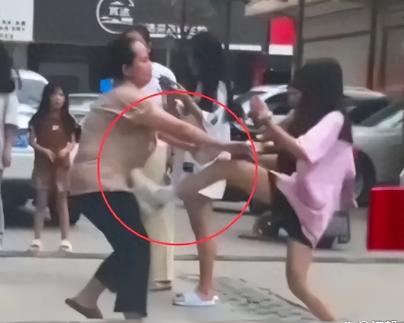 一名警官在普法时提醒大家，遇到争执时如果对方先动手，建议最好不要还手。这个提醒听