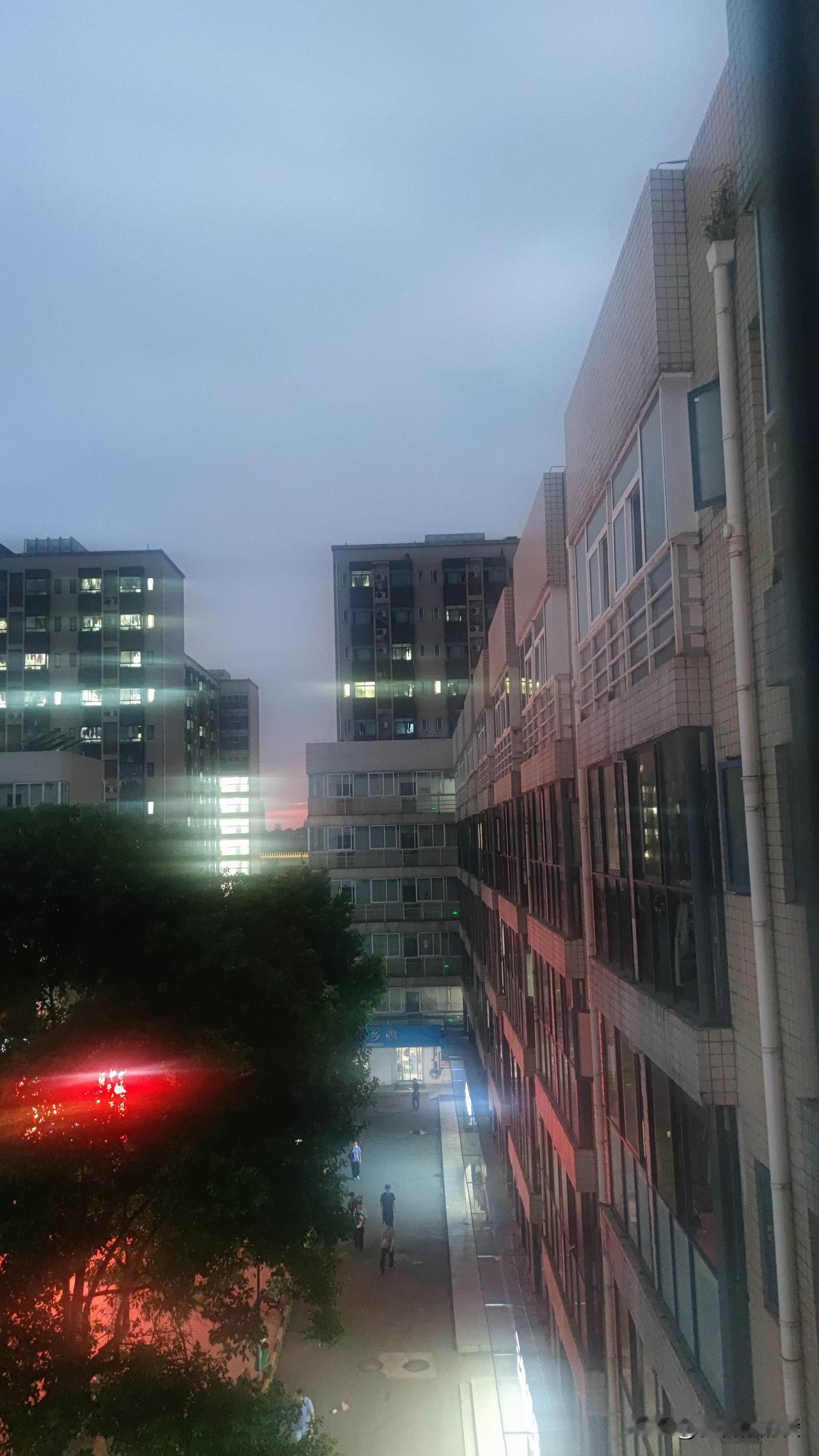 昨天傍晚蹲在阳台拍西边的红云，连楼下跳广场舞的阿姨都抬头喊了句“这是老天爷烧饭烧
