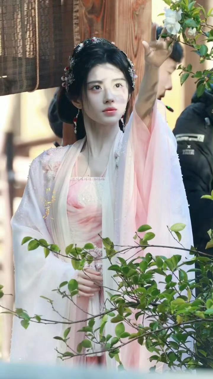 鞠婧祎露芜衣雨中摘花路透~ 这也太唯美了吧[泪][泪][泪] 