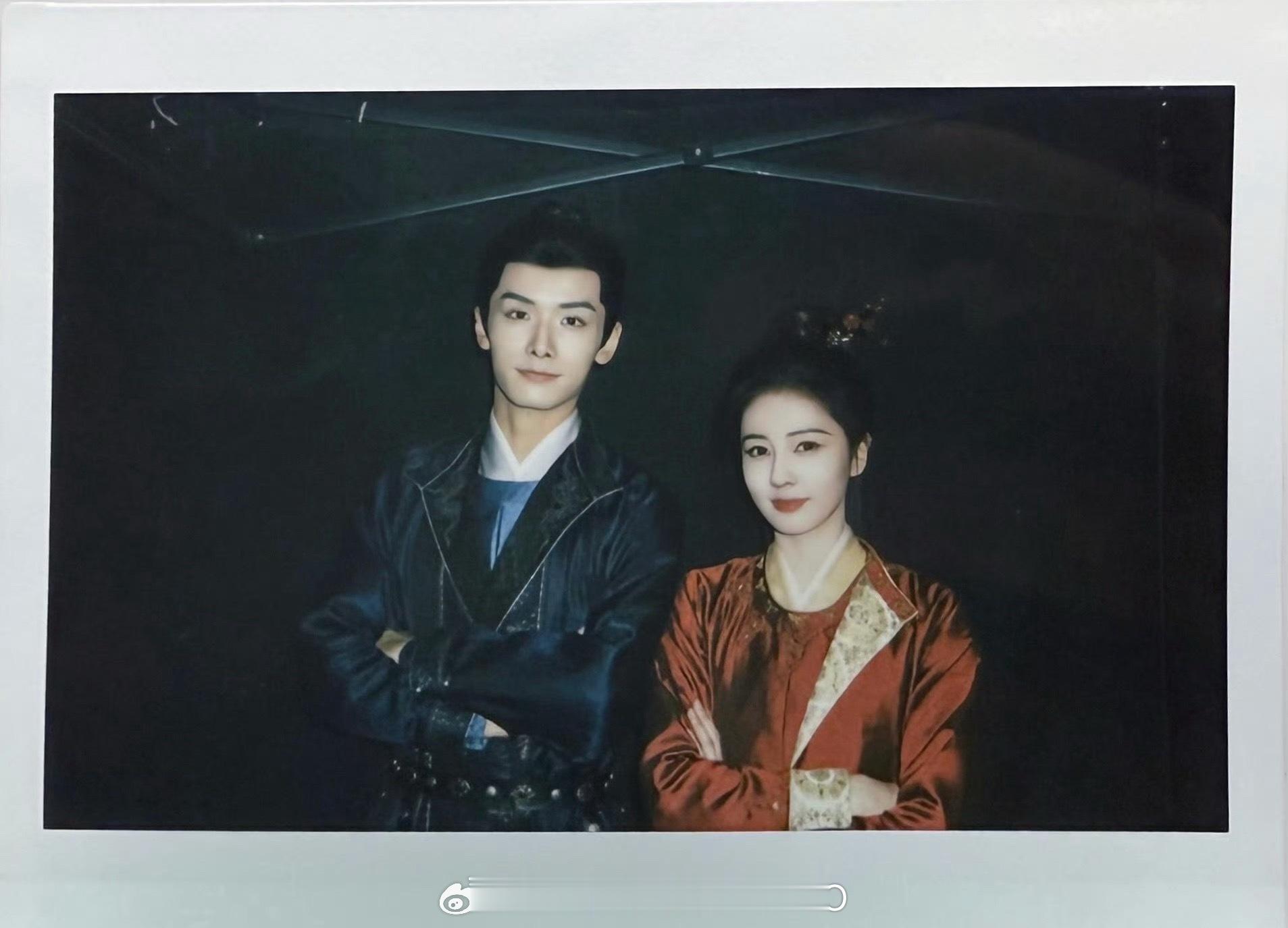 白鹿赵弈钦打戏只想刀马刀马李佩仪顾凌舟这两个双刀师徒打戏燃的我直抖腿，干净利落不