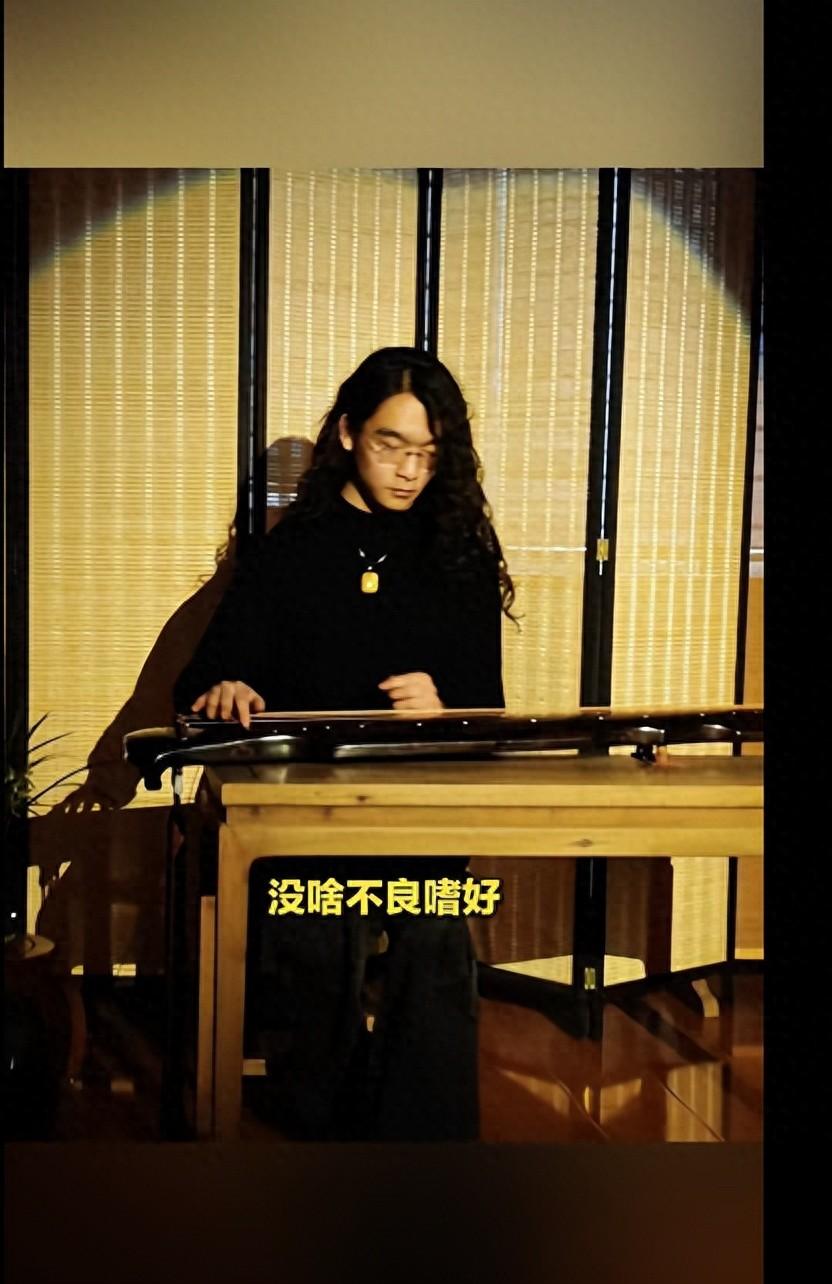 22岁小伙留长发并烫成大波浪回家过年被外甥嫌弃，连夜收拾东西回济南，网友评论扎心