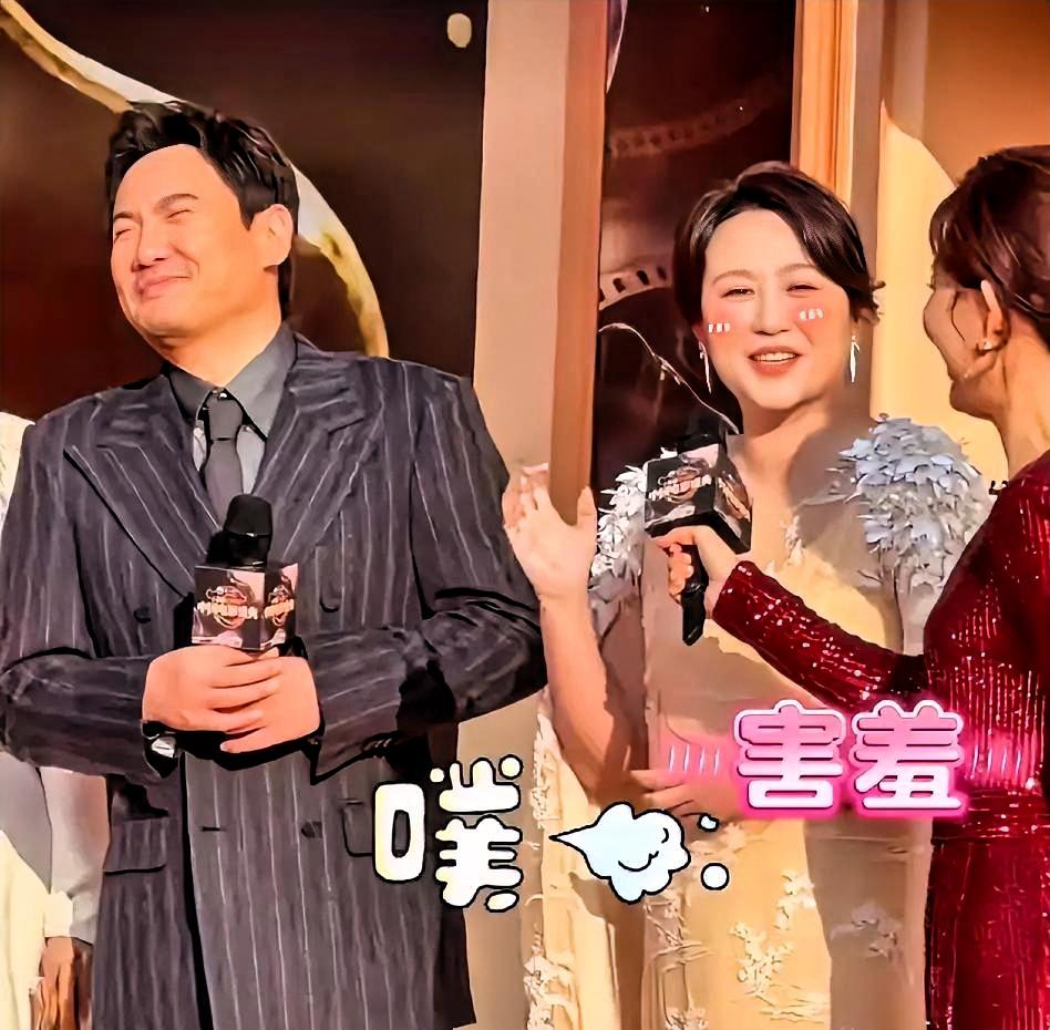 沈腾马丽红毯大型翻车现场
镜头前突然喊错亲密称呼
马丽一句“母子”扎心腾哥
腾哥