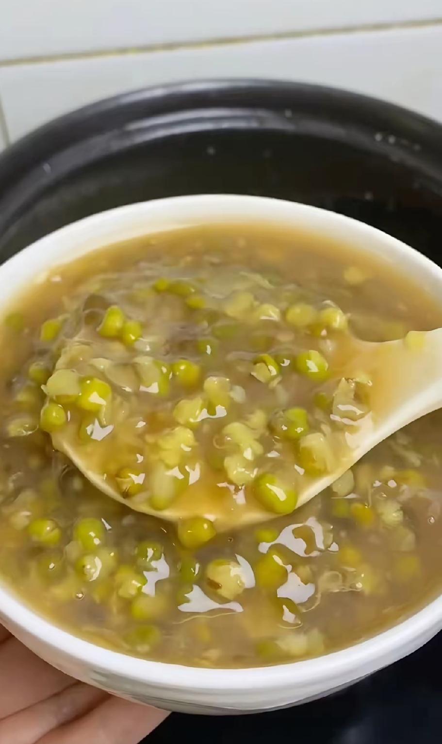有老婆的烦老婆，没老婆的想老婆，终究应了那句：饱汉子不知饿汉子饥。
身在围城里的