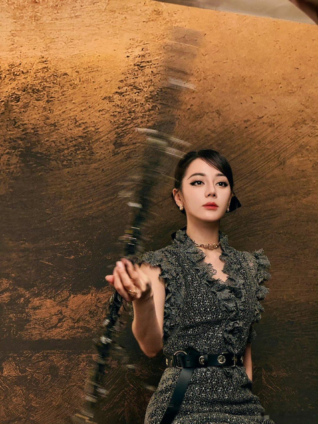 迪丽热巴迪奥活动造型  迪丽热巴无袖连衣裙  迪丽热巴的造型很适合迪丽热巴 