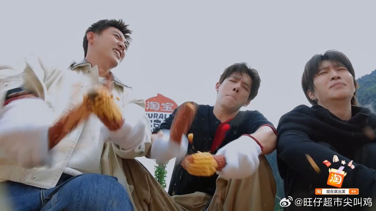 黄景瑜开团王安宇秒跟黄景瑜王安宇你俩看一眼范丞丞吧 看黄景瑜为了吸引火力敲玉米棒