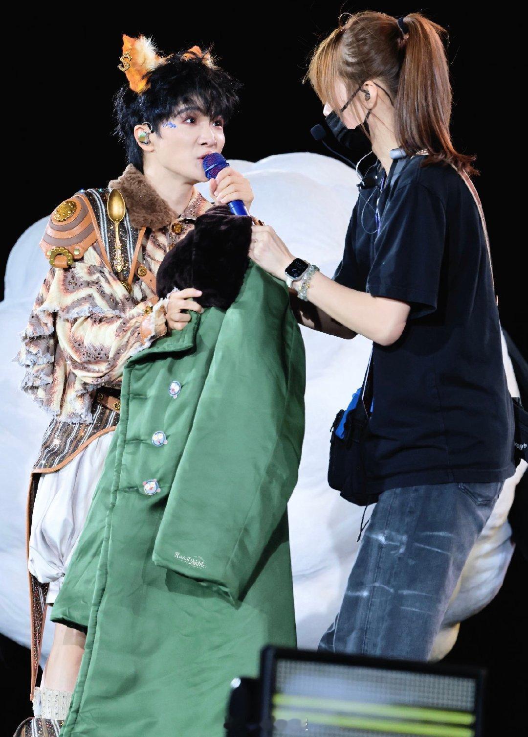 周深送安栋军大衣周深演唱会经典梗又来了！现场 cue 音乐总监安栋，喊话安排军大