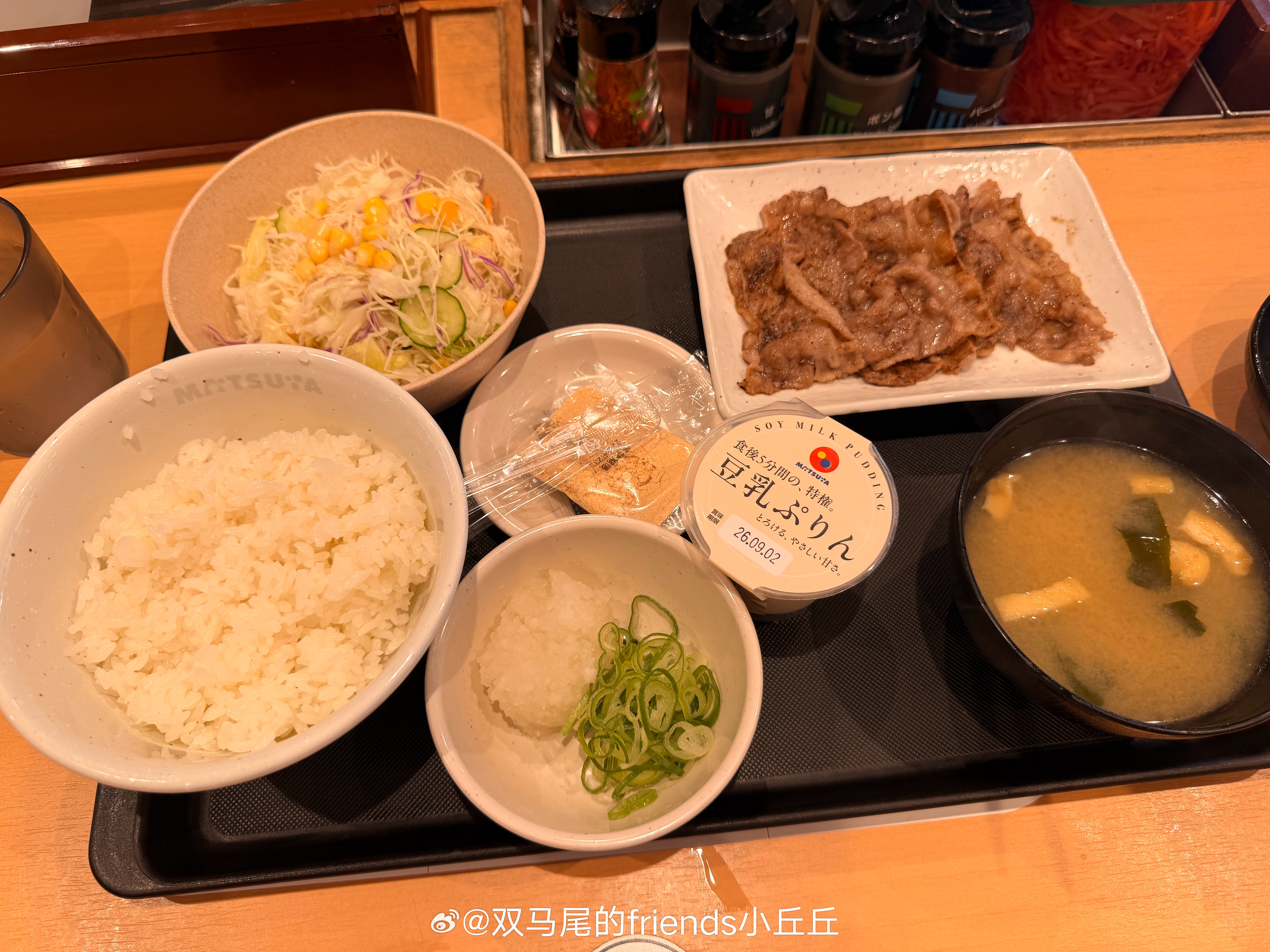 小丘丘今天吃了啥 谁不想中午急头白脸的吃一顿烤肉套餐呢，谢谢你松屋。甚至还放了几
