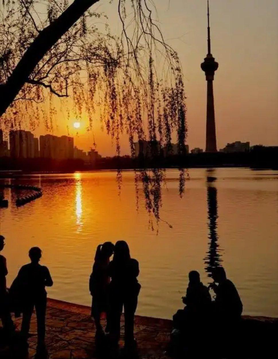 国庆反向旅游反向旅游是一场与“标准答案”的告别。当大多数人涌向网红城市时，选择冷
