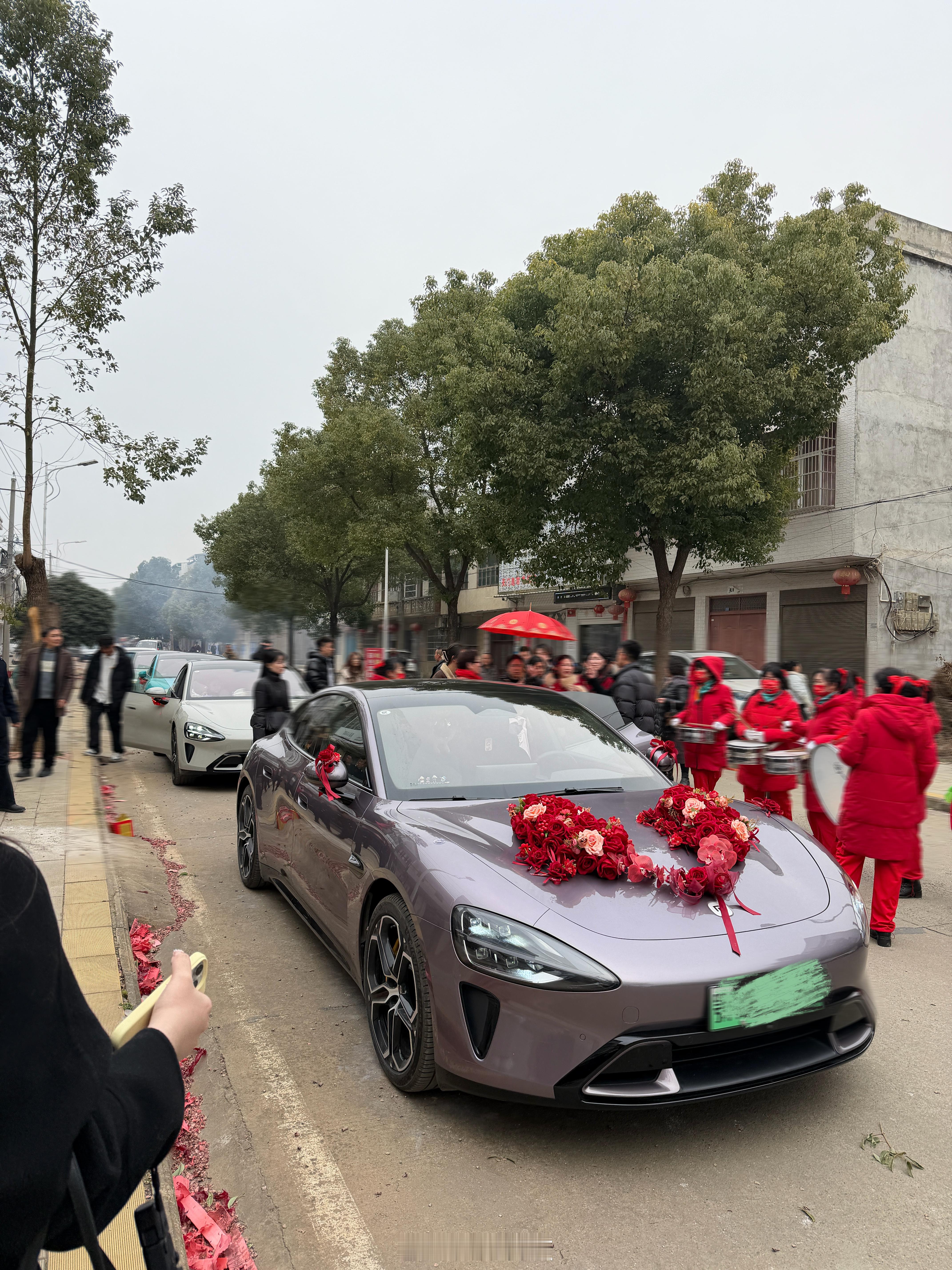 朋友结婚用的小米SU7车队