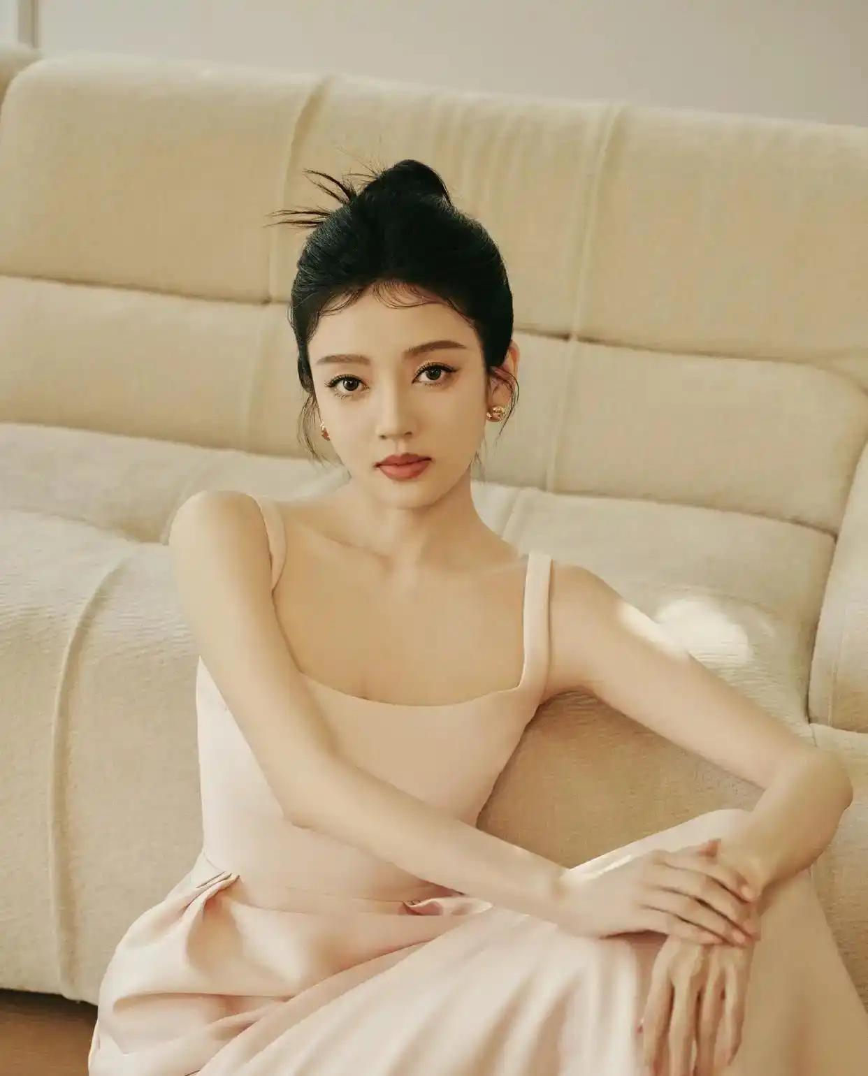 温柔优雅的少女，坐在米色沙发上，散发着恬静的气息。分享一张你随手拍的“醉美晚霞”