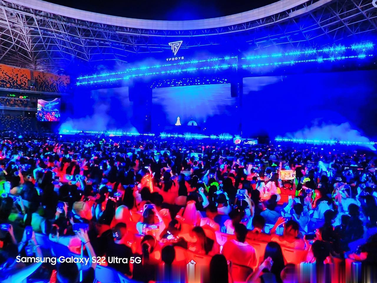 有去的粉丝小伙伴私信发来了他在现场用三星S22 Ultra拍的照片，预计为10X