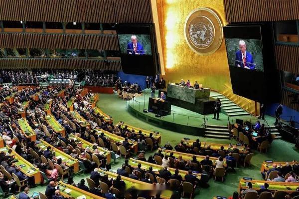联合国，一个是泽连斯基发言时的场景，另一个是川普发言时的场景。 ​​​