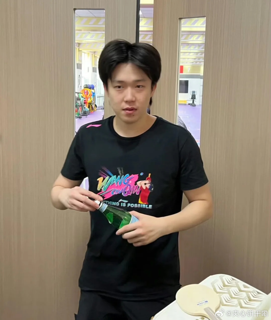 手上拿的是巴黎水吗 