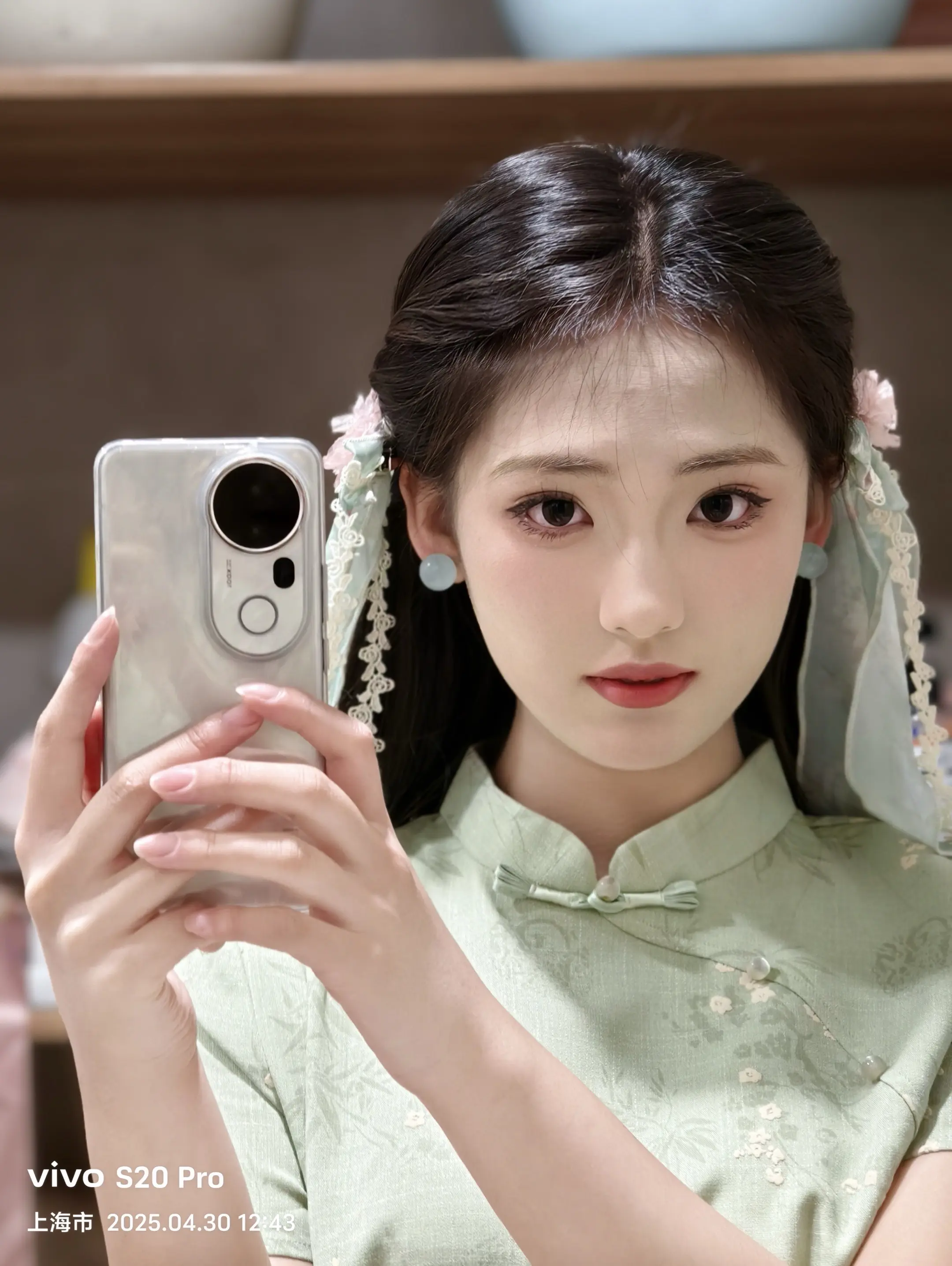手中握着格桑花呀，美得让我忘了摘下。📷：vivoS20pro
