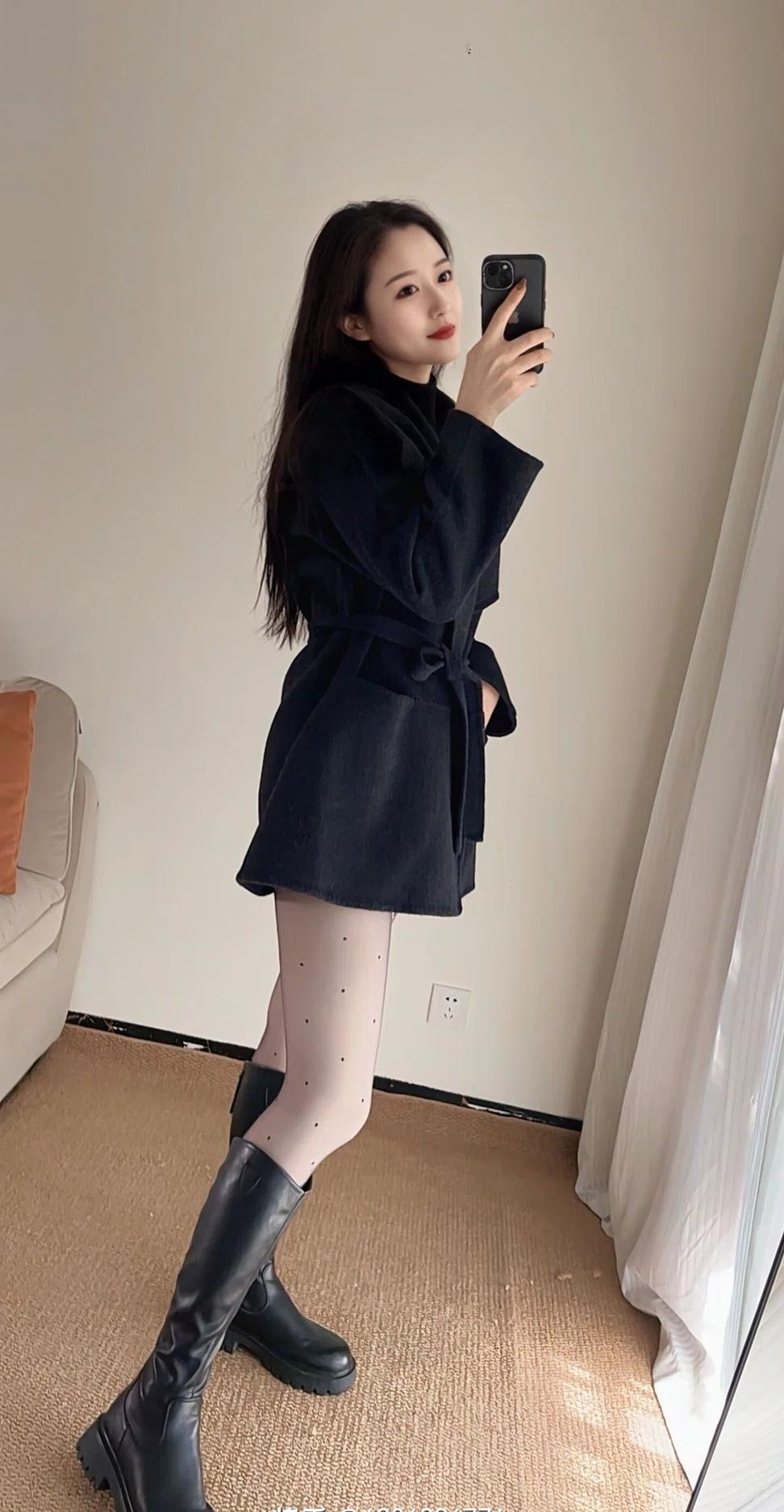 冬日穿搭指南：黑色大衣+短靴，温暖又时尚！🌟👢👗
把普通日子穿成电影
 