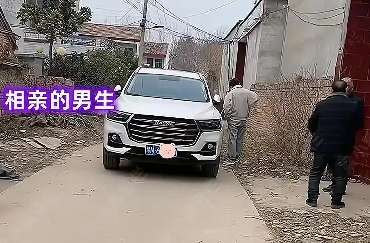 河南商丘有个小伙去相亲，站在车边等着女生，真等人家迎面走过来的时候，他反倒紧张得