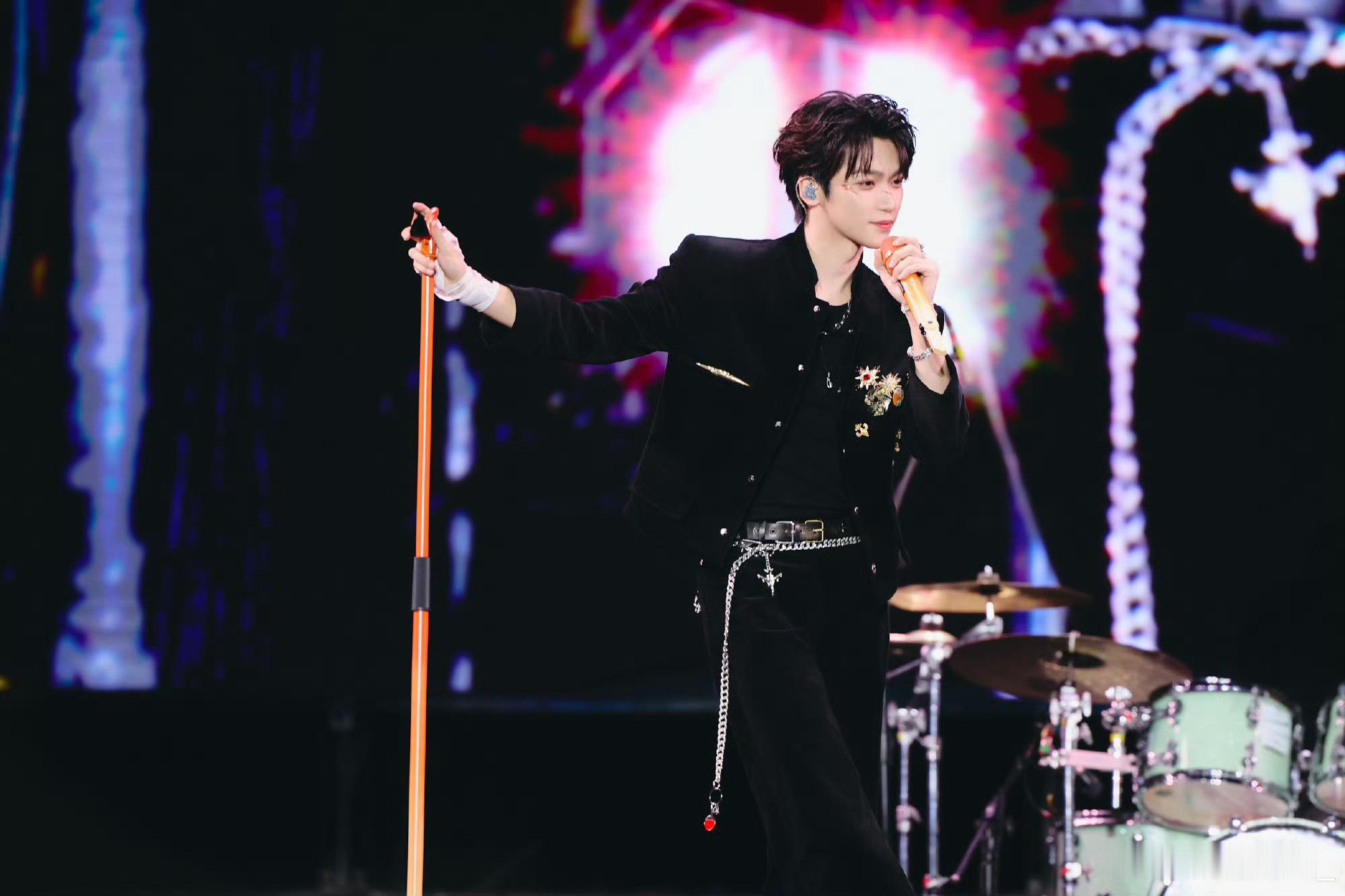 🔮 “看背影知道是你，看鞋子知道是你，看走路姿势知道是你看衣服知道是你.”