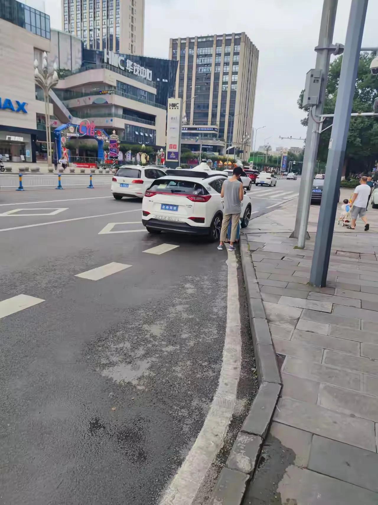 大家发现没有公交车的生意越来越难做了！近日，网友吐槽在城里的公交站发现，仅仅15