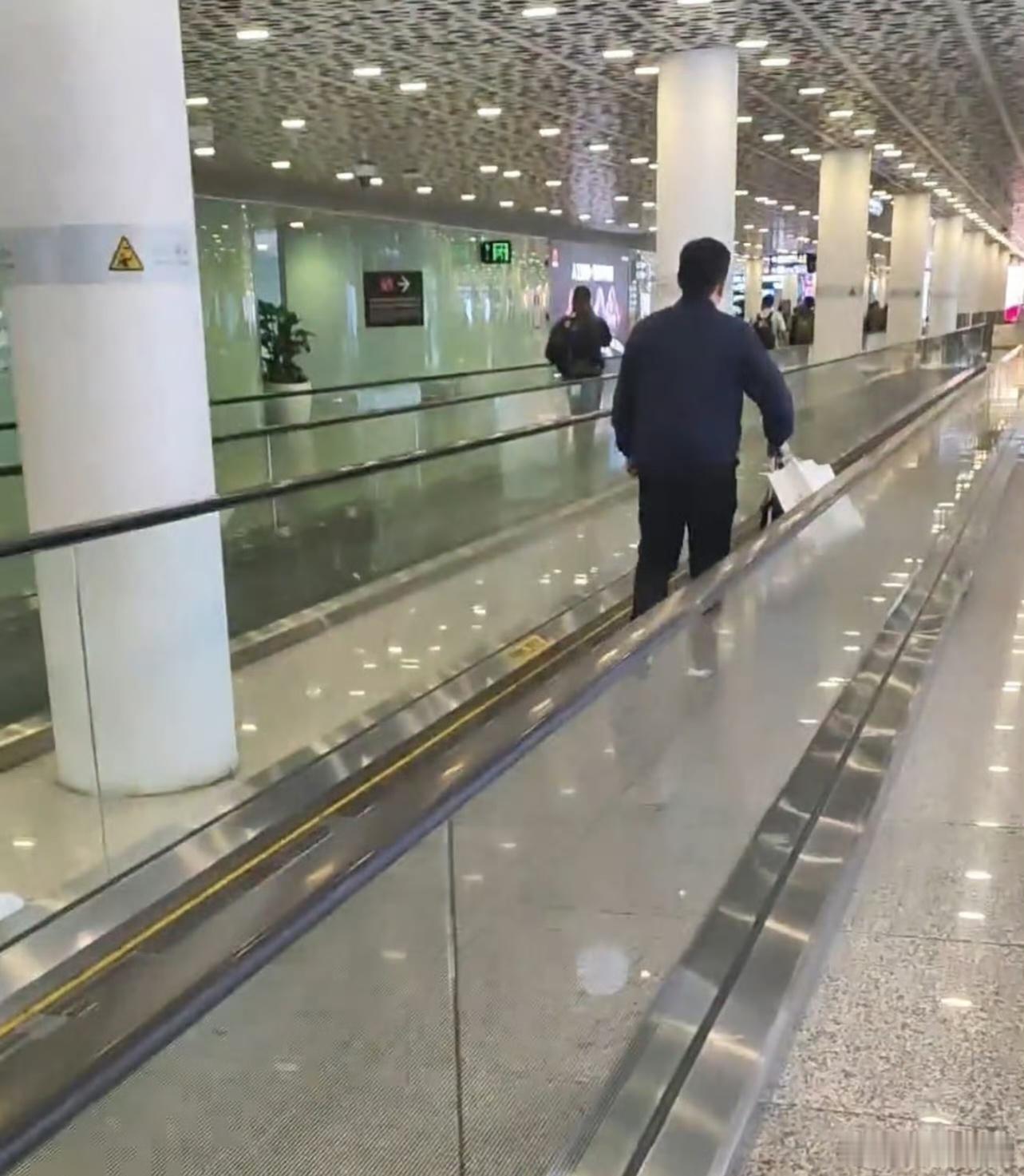 坐飞机看到他，该怎么打招呼？[并不简单] 