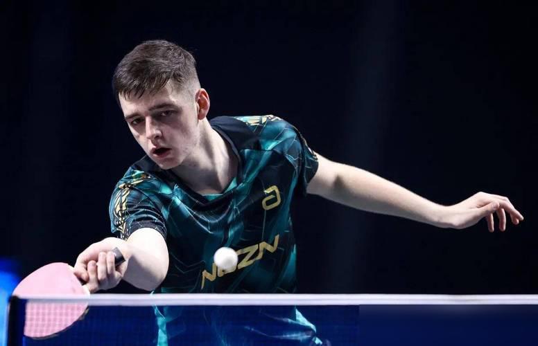 法国新星科顿，世界第26，苦战五局险胜队友，晋级八强。
比分是10-12、11