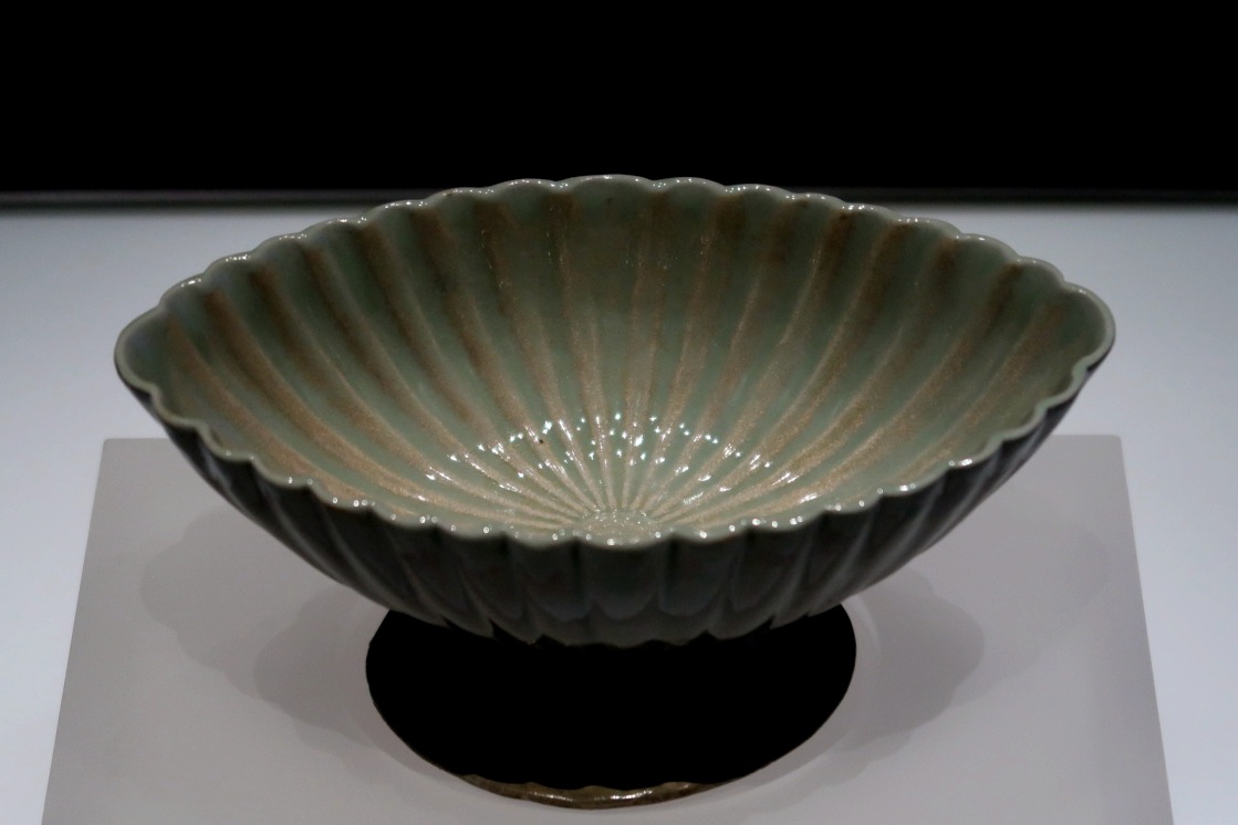 浙江吴越文化博物馆藏临安五代吴越国钱镠墓出土 五代: 秘色瓷花瓣口海棠杯 