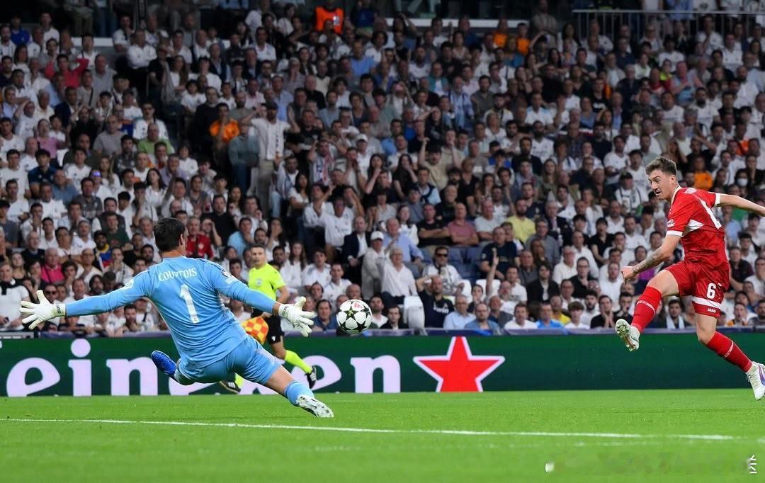 库尔图瓦: 🤍 #HalaMadrid# ​​​