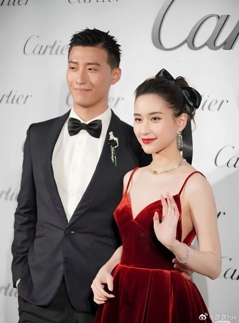 窦骁在横店拍戏仨月没回家横店片厂的盒饭还冒着热气，窦骁咽下最后一口米饭，又拿起剧