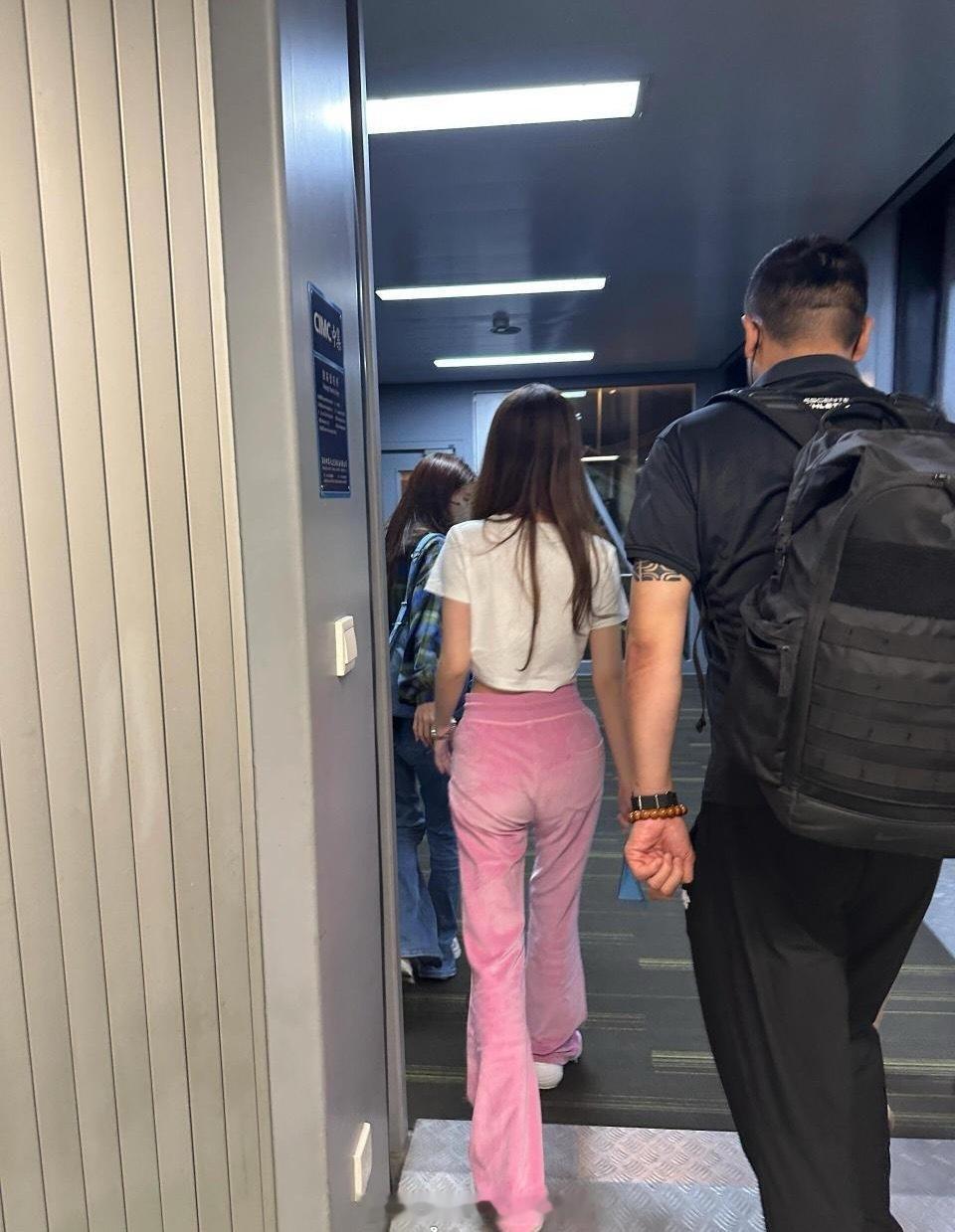 直观感受到虞书欣的身高169高妹满屏的腿 