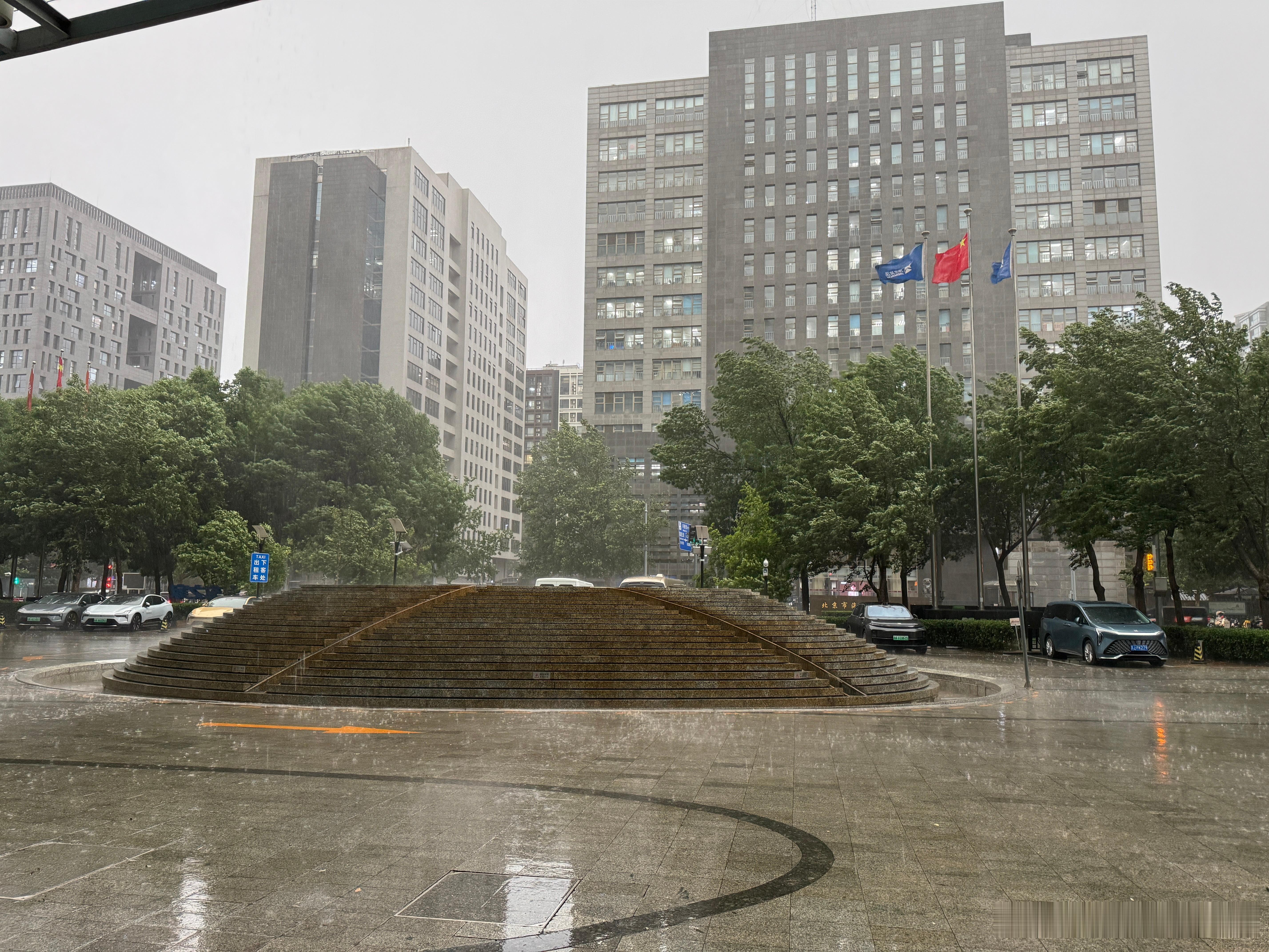 #北京暴雨# 手机收到了我的摩托车两次震动报警，下楼一看，踏实了，只有我的极核A