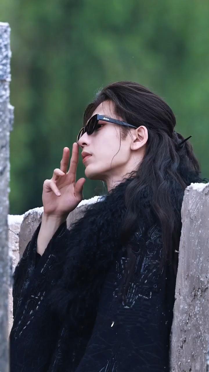 重生之家赫在古代当墨镜主理人张凌赫古代墨镜主理人 张凌赫古风小生戴墨镜